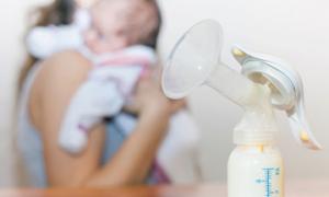 유산증을 위한 적절한 펌핑과 유방 마사지는 수유 중에 유방의 덩어리를 아프게 하지 않습니다.